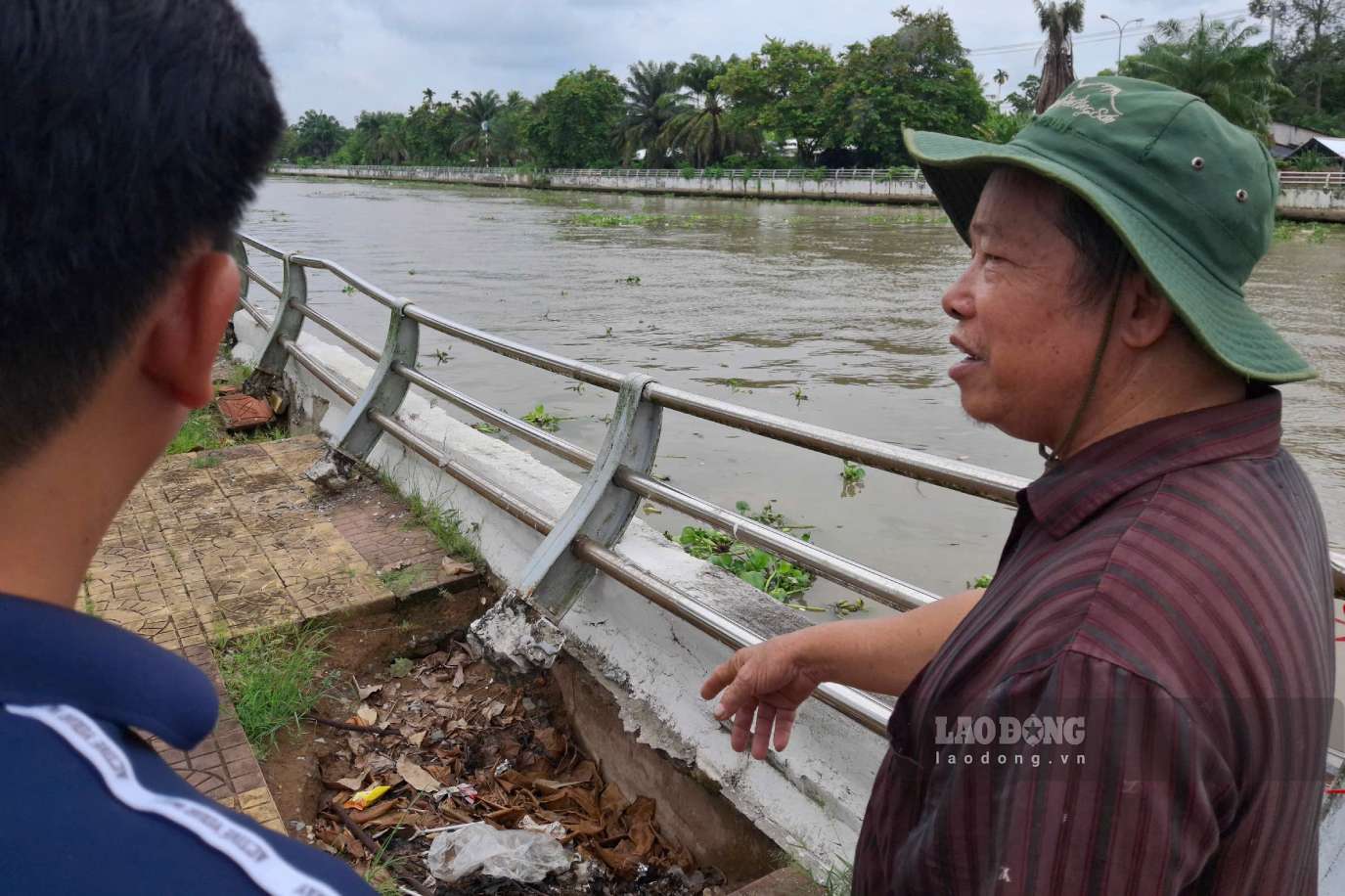 Ông Nguyễn Văn Phước kể về việc bờ kè bị hư hỏng. Ảnh: Tạ Quang