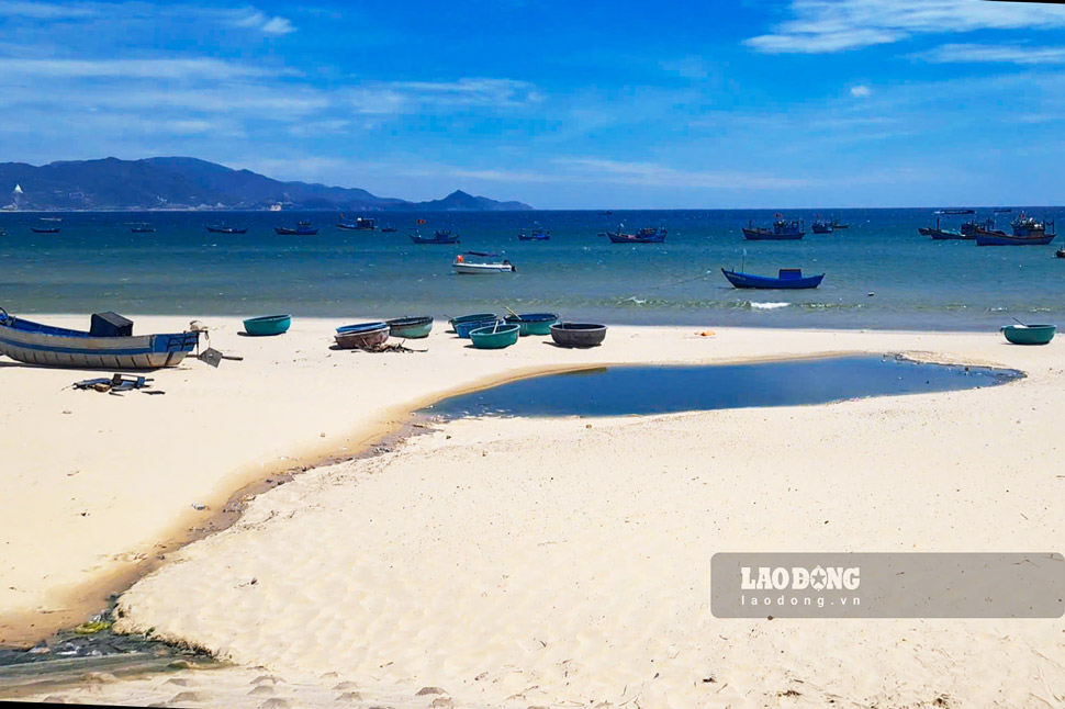 Nước thải tràn từ hố ga chảy thẳng ra bãi biển. Ảnh: Hoài Phương