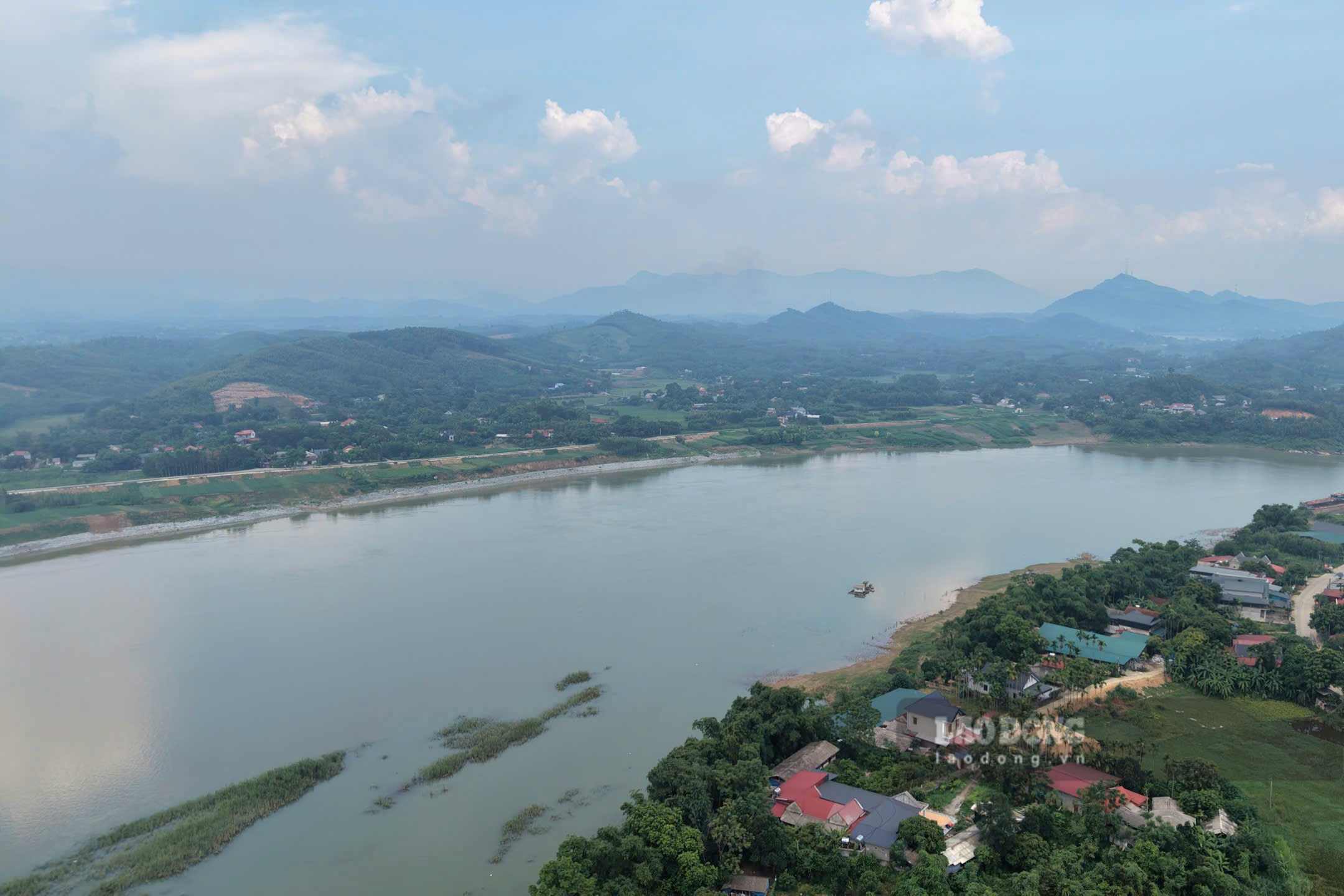 Dòng sông lại rộng mênh mông khi lũ về. Ảnh: Tô Công