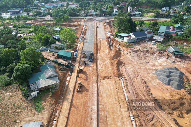 Tuyến đường nối từ Quốc lộ 2 đến cụm công nghiệp Phú Hộ đang trong quá trình thi công. Ảnh: Tô Công