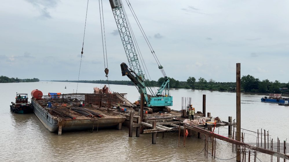Nhà thầu huy động nhiều nhân lực, máy móc thi công Cầu Ba Lai 6 tại khu vực đã có mặt bằng sạch. Ảnh: Hoàng Lộc