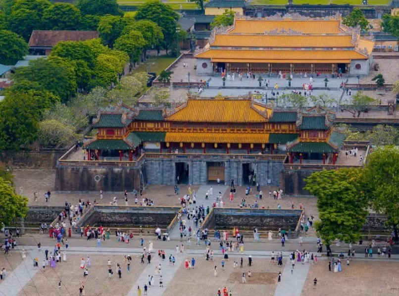 Du khách vào tham quan Đại Nội Huế đông trong những ngày lễ.