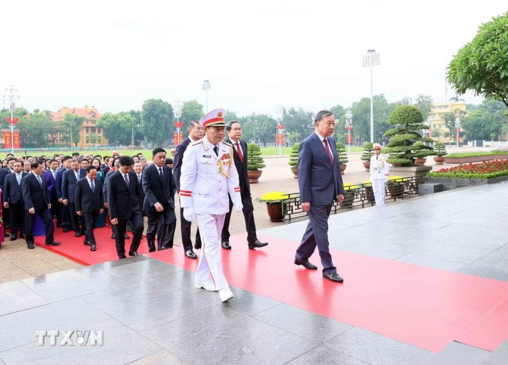 Tổng Bí thư, Chủ tịch nước Tô Lâm; Thủ tướng Chính phủ Lê Minh Hưng; Chủ tịch Quốc hội Trần Thanh Mẫn; Thường trực Ban Bí thư Trần Cẩm Tú và các đại biểu vào Lăng viếng Chủ tịch Hồ Chí Minh. Ảnh: TTXVN