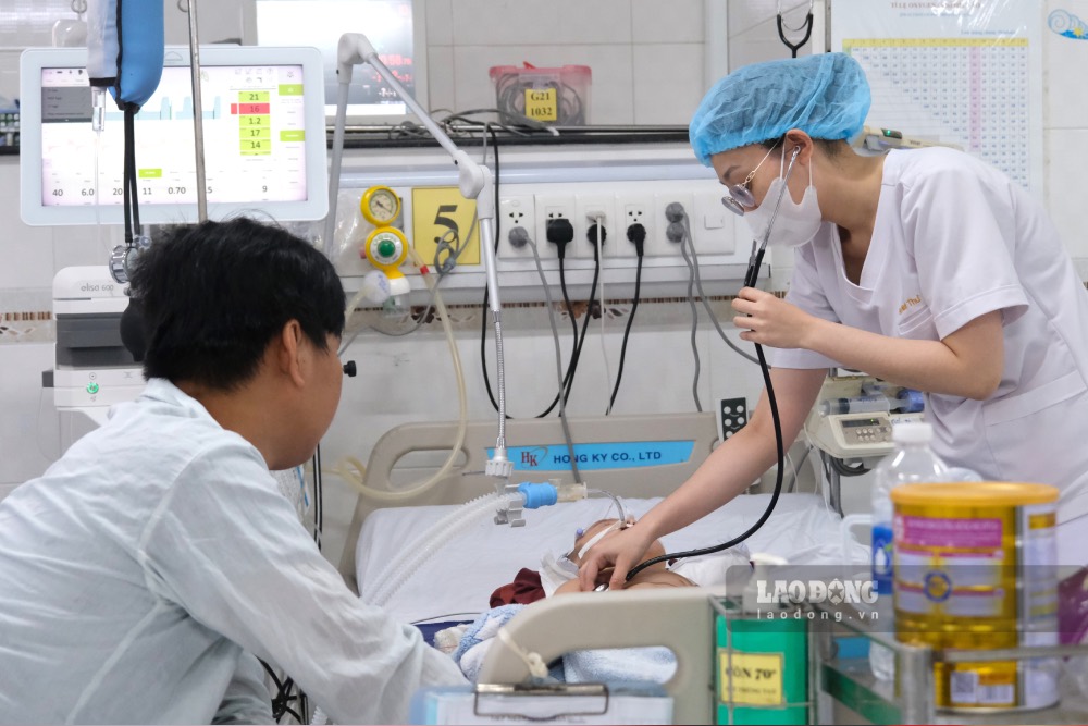 Khám bệnh cho trẻ mắc tay chân miệng tại Khoa ICU. Ảnh: Phong Linh.