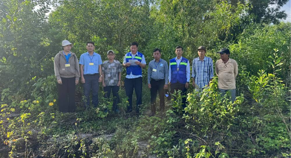 Lực lượng chức năng đọc quyết định cưỡng chế. Ảnh: Hoàng Dung