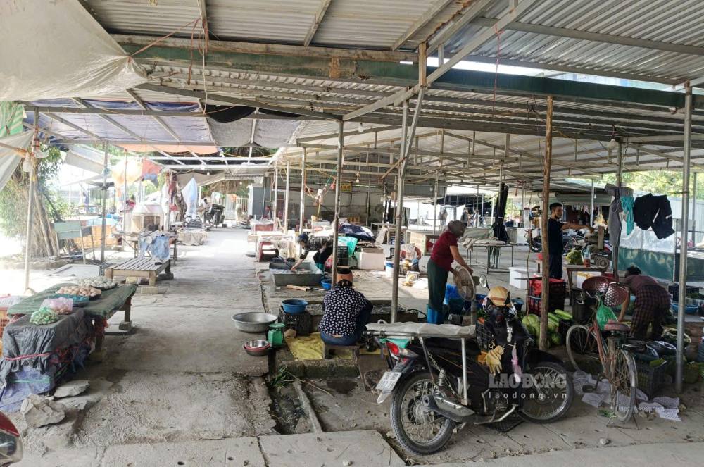Nhiều tiểu thương buôn bán trong khu chợ. Ảnh: Quách Du