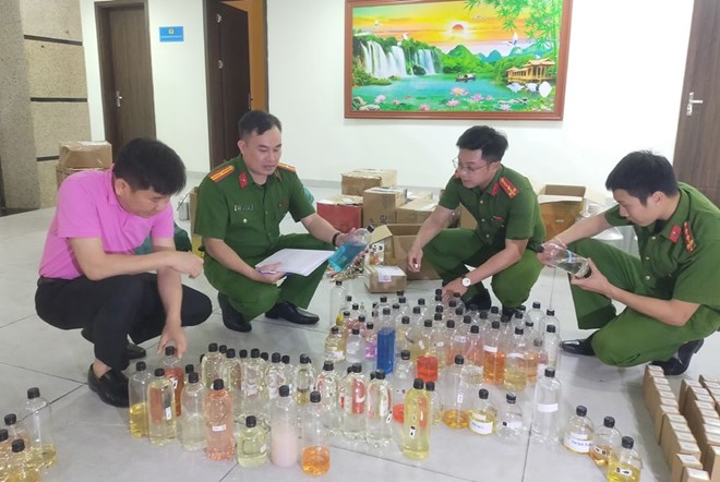 Triệt phá đường dây sản xuất nước hoa giả các thương hiệu nổi tiếng