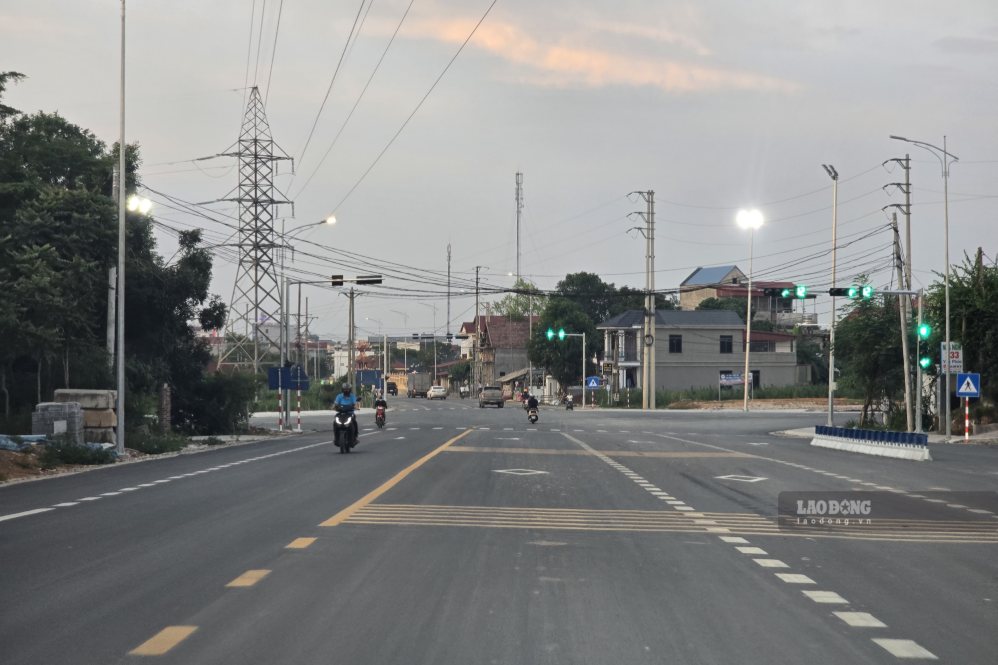 Đèn chiếu sáng và đèn tín hiệu giao thông tại ngã tư đã được bật. Ảnh: Tô Công