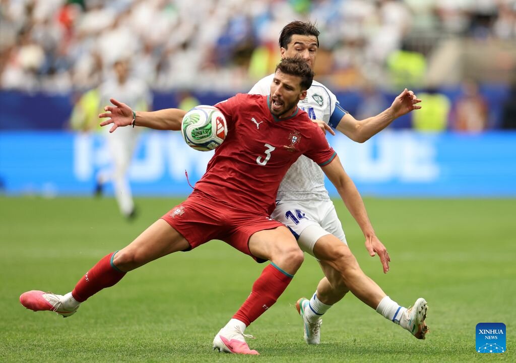 Goncalo Inacio không thể cạnh tranh vị trí với những cầu thủ như Ruben Dias ở tuyển Bồ Đào Nha.  Ảnh: Xinhua