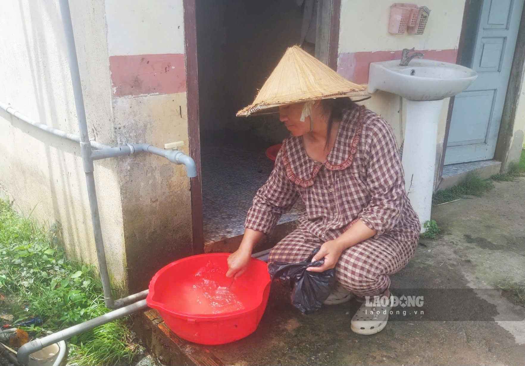 Người dân sử dụng dung dịch sát khuẩn phòng bệnh tay chân miệng. Ảnh: Phúc Khánh