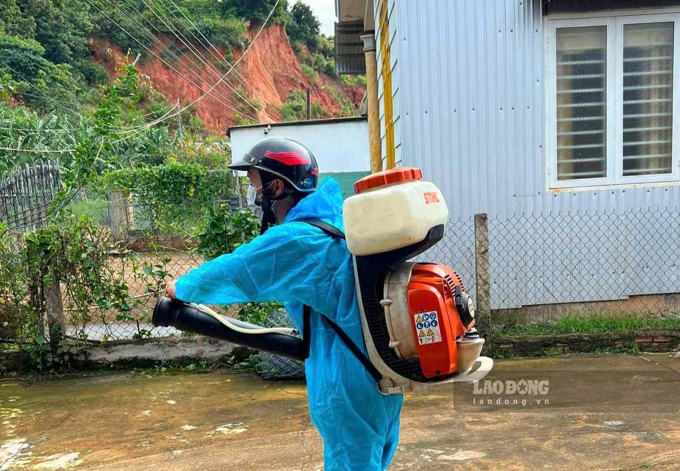Nhân viên y tế phun xịt khử trung các ổ dịch sốt xuất huyết trên địa bàn xã Đạ Huoai. Ảnh: Văn Châu
