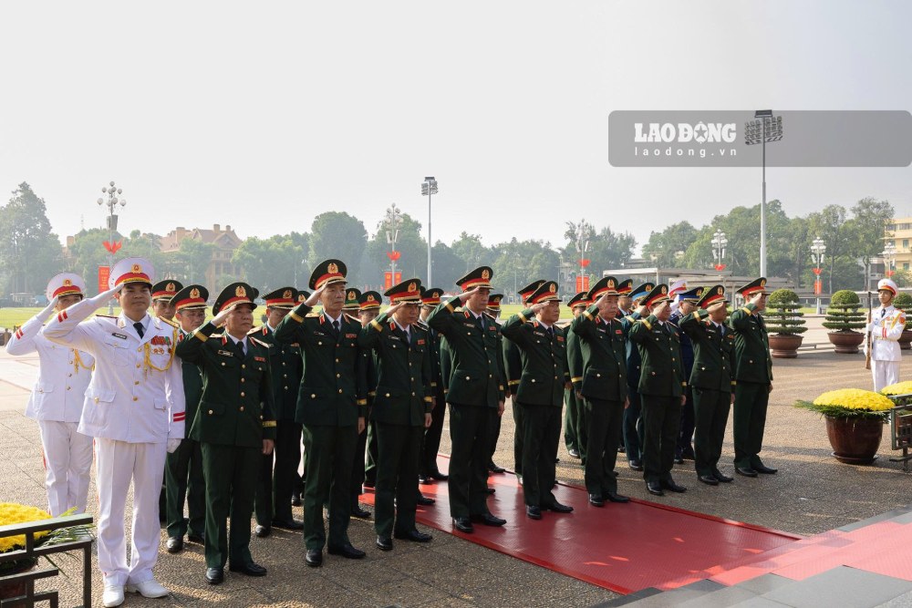 Đoàn đại biểu Quân ủy Trung ương-Bộ Quốc phòng vào Lăng viếng Bác. Ảnh: Hải Nguyễn