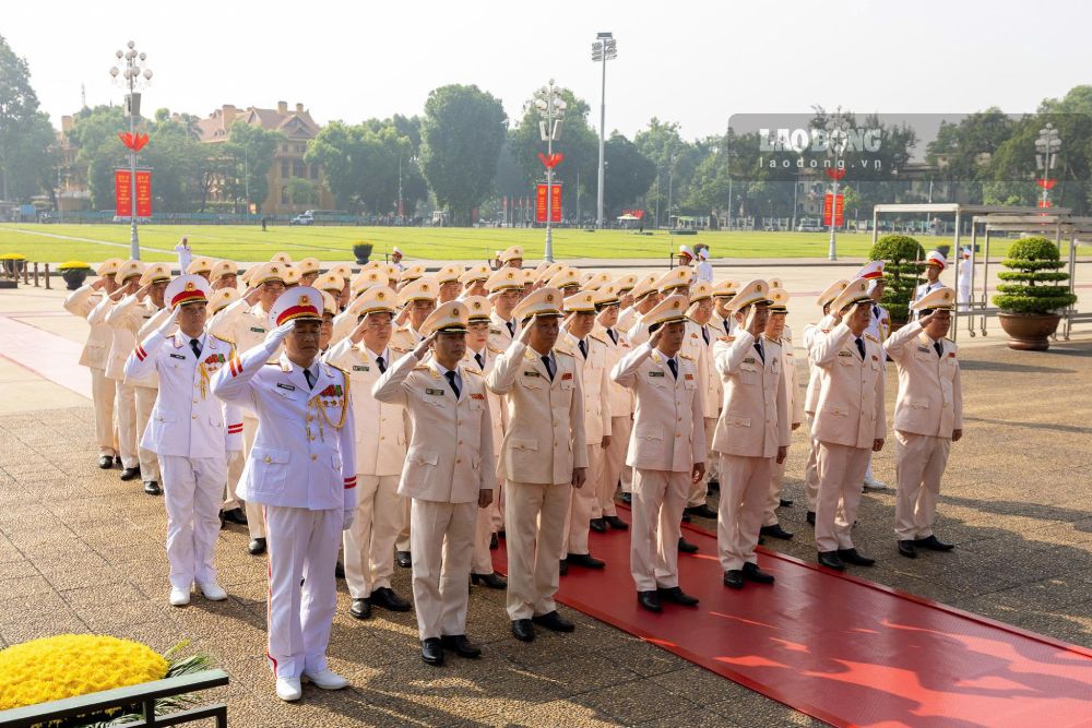 Đoàn đại biểu Đảng ủy Công an Trung ương - Bộ Công an vào Lăng viếng Bác. Ảnh: Hải Nguyễn