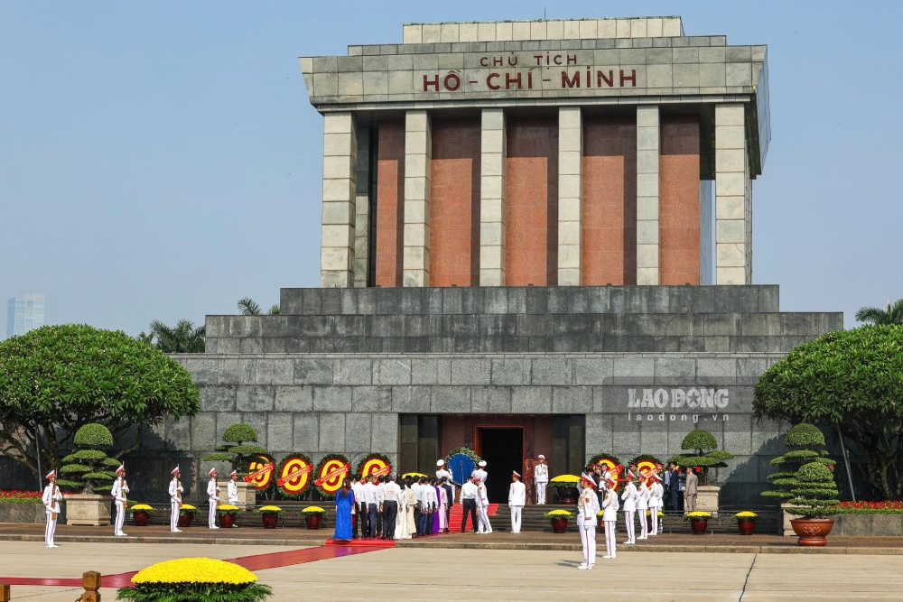 Các đoàn đại biểu đến đặt vòng hoa, vào Lăng viếng Chủ tịch Hồ Chí Minh. Ảnh: Hải Nguyễn