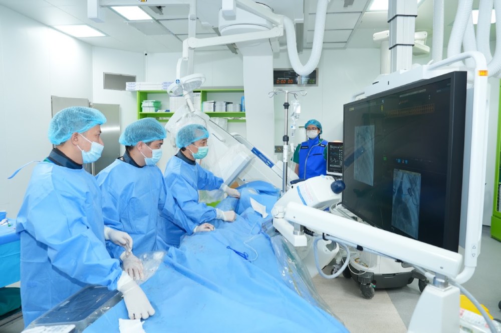 Nhiều kỹ thuật cao được thực hiện thường quy, góp phần rút ngắn “thời gian vàng” cấp cứu và nâng cao cơ hội sống cho bệnh nhân nặng. Ảnh: BVCC