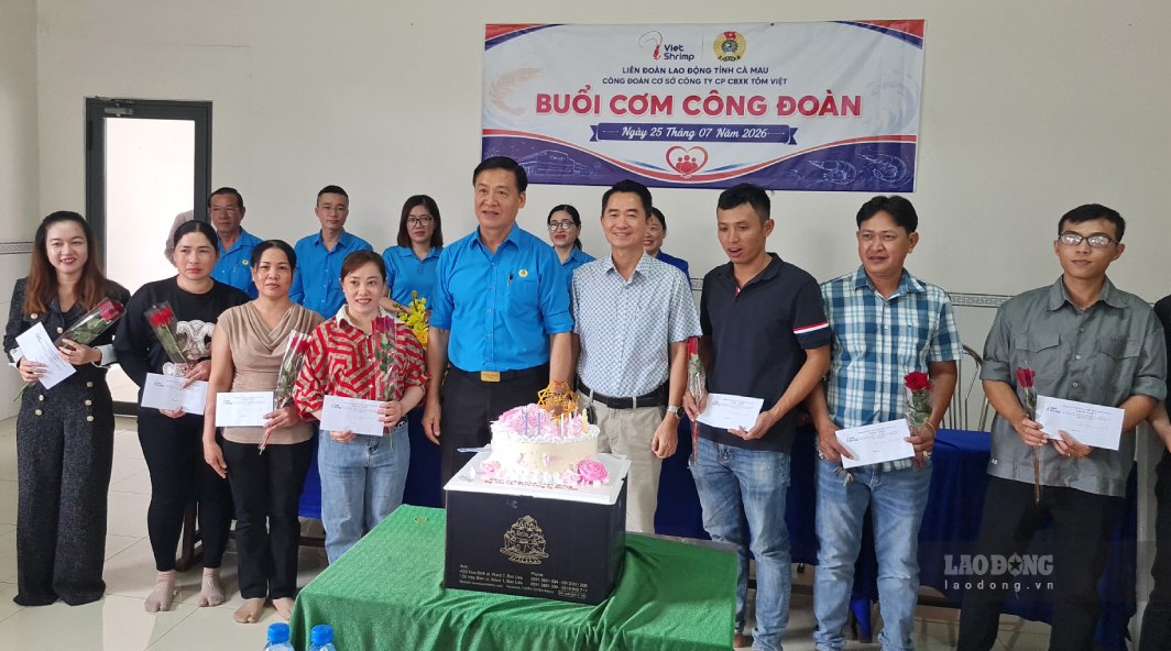 Tổ chức sinh nhất cho người lao động mà một trong những hoạt động giữ chân người lao động. Ảnh: Nhật Hồ.