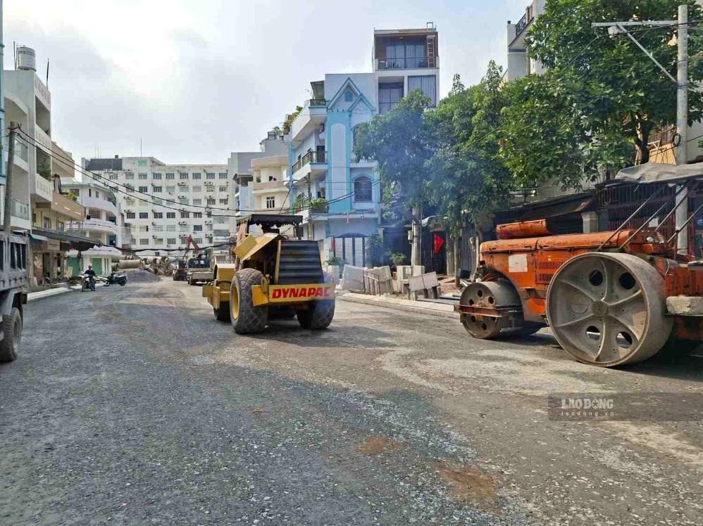 Dự án đang được lu lèn nền đường trước khi thảm bê tông nhựa. Ảnh: Minh Quân