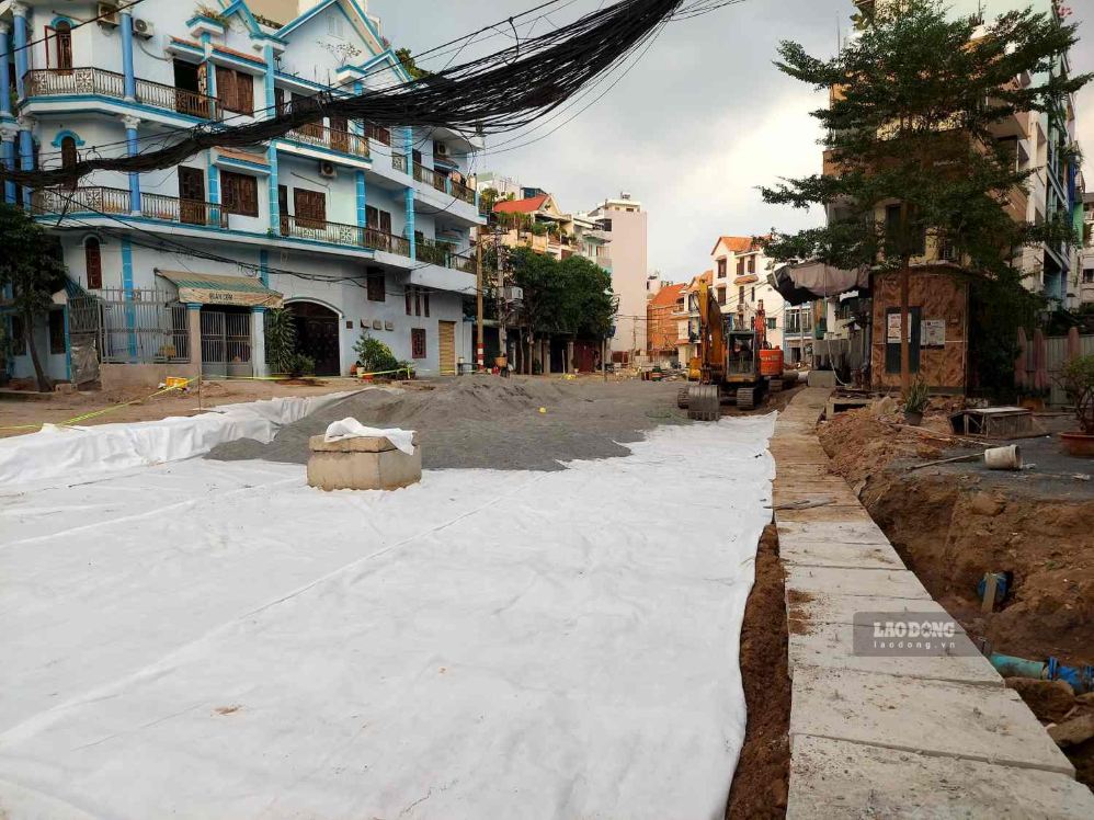 Trải đá làm đường phía trên kênh A41. Ảnh: Minh Quân