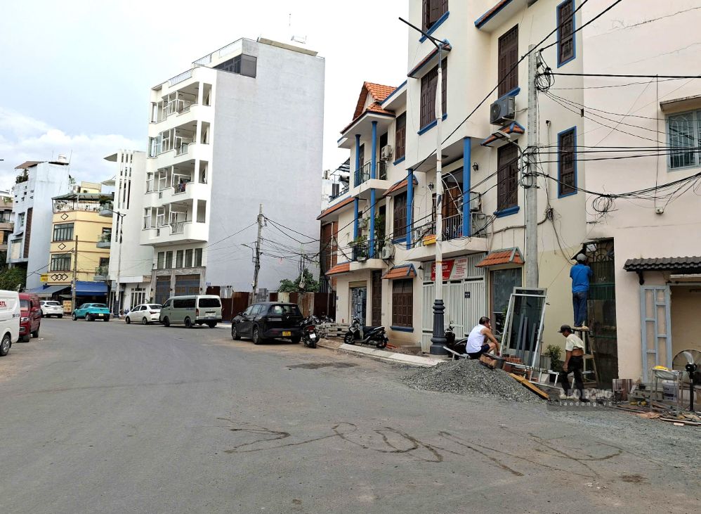 Người dân chỉnh trang lại nhà cửa. Ảnh: Minh Quân