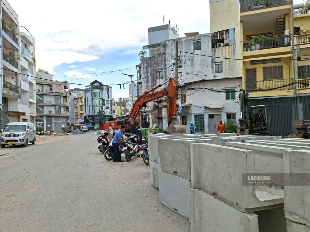Thi công lắp đặt hệ thống cống thu gom nước tại khu vực gần đường nối Trần Quốc Hoàn. Ảnh: minh Quân