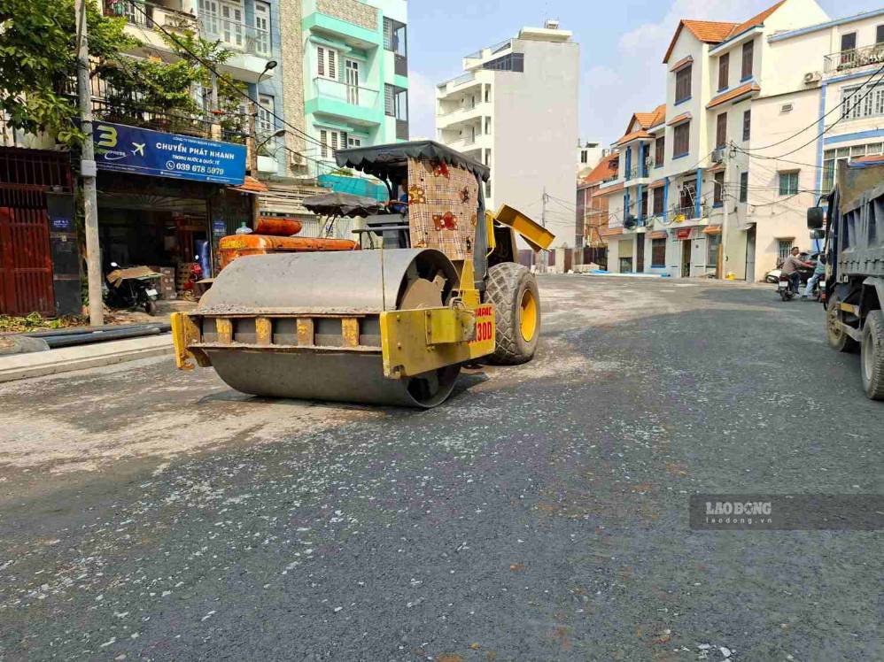 Kênh A41 trong giai đoạn hoàn thiện mặt đường bằng bê tông nhựa. Ảnh: Minh Quân