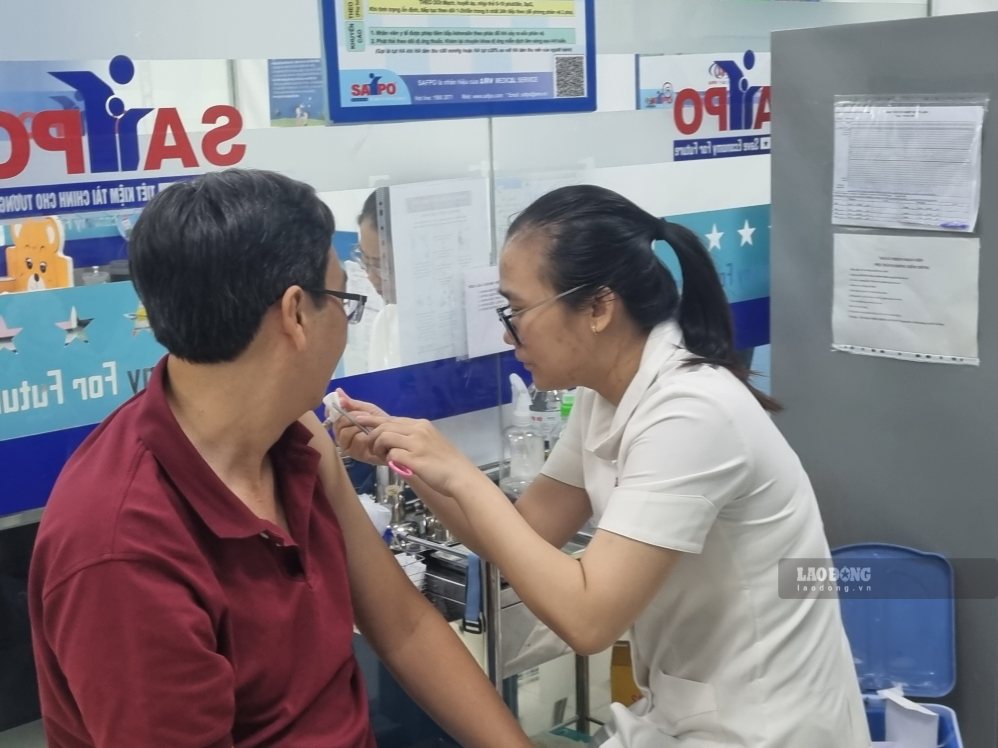 Khi khám bệnh, chữa bệnh đúng tuyến, người dân chỉ cần xuất trình thẻ BHYT (hoặc thông tin thẻ BHYT tích hợp trên ứng dụng VssID, VNeID). Ảnh: Nam Dương