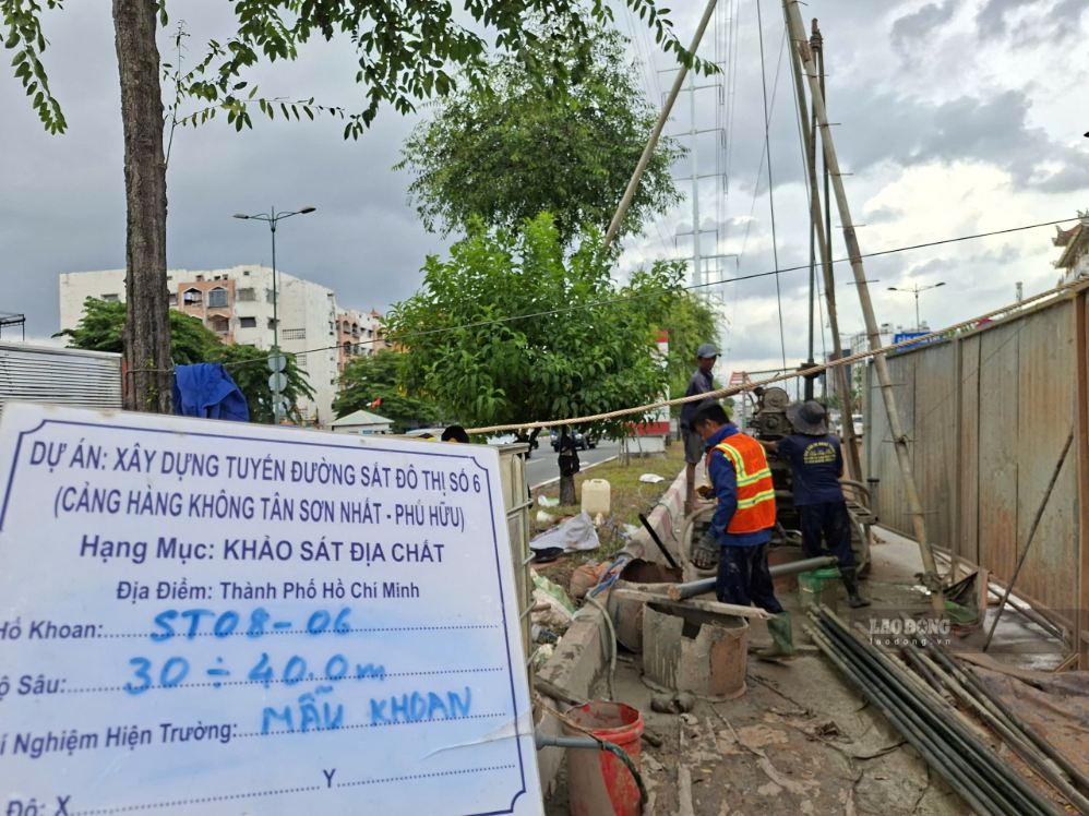 Khoan khảo sát địa chất tuyến Metro số 6 trên đại lộ Phạm Văn Đồng. Ảnh: Minh Quân