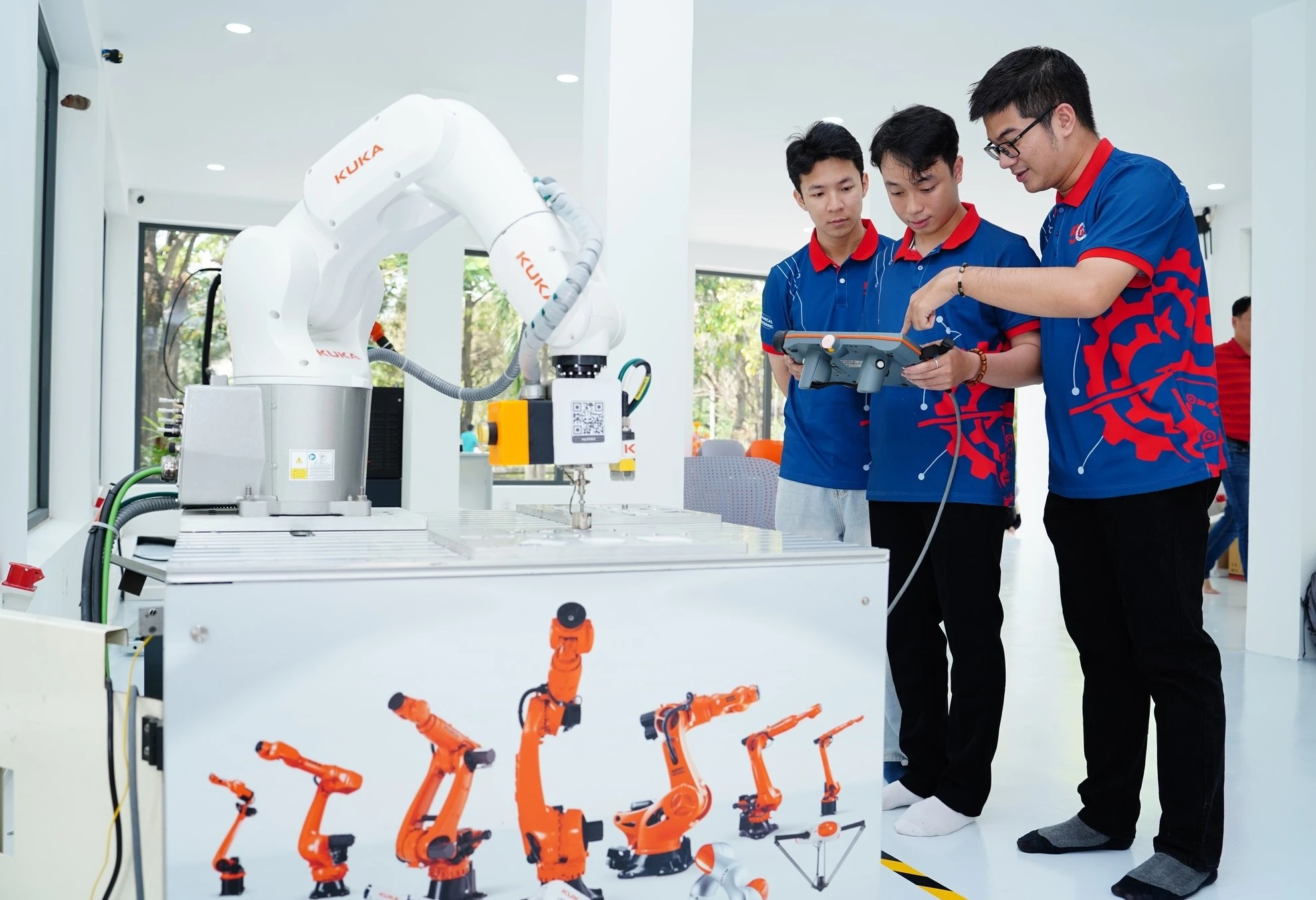 Sinh viên điều khiển Robot tại Trung tâm Đào tạo, nghiên cứu và phát triển ứng dụng Robot công nghiệp và AI của Trường ĐH Bách khoa - ĐH Đà Nẵng. anh-1-bai-2-dh-da-nang-gdtd-2026.jpg