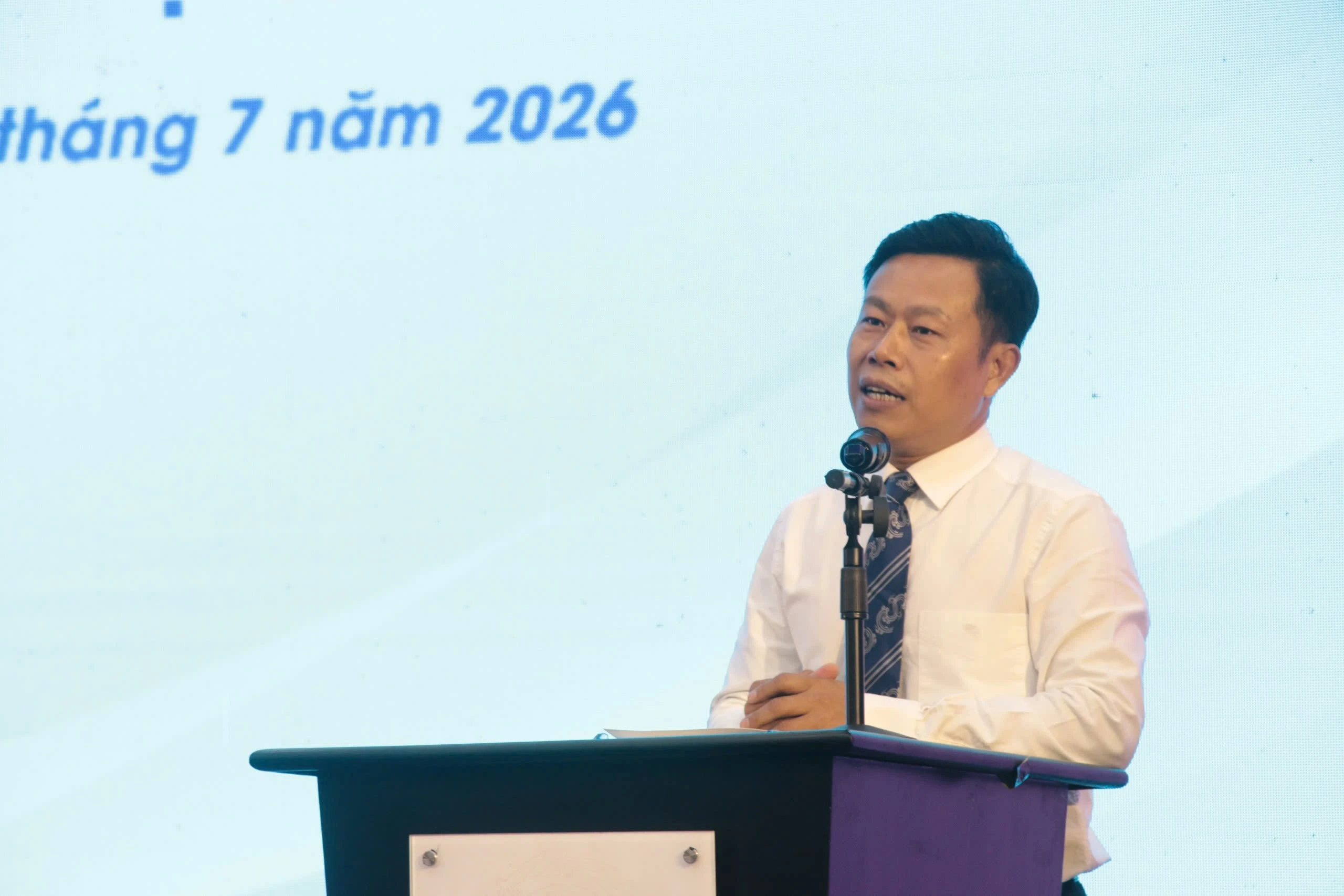 Thứ trưởng Bộ GD&ĐT Lê Quân phát biểu tại Hội nghị tập huấn nâng cao năng lực quản trị dành cho công chức, viên chức các đơn vị thuộc và trực thuộc. thu-truong-le-quan-hoi-nghi-to-chuc-can-bo.jpg