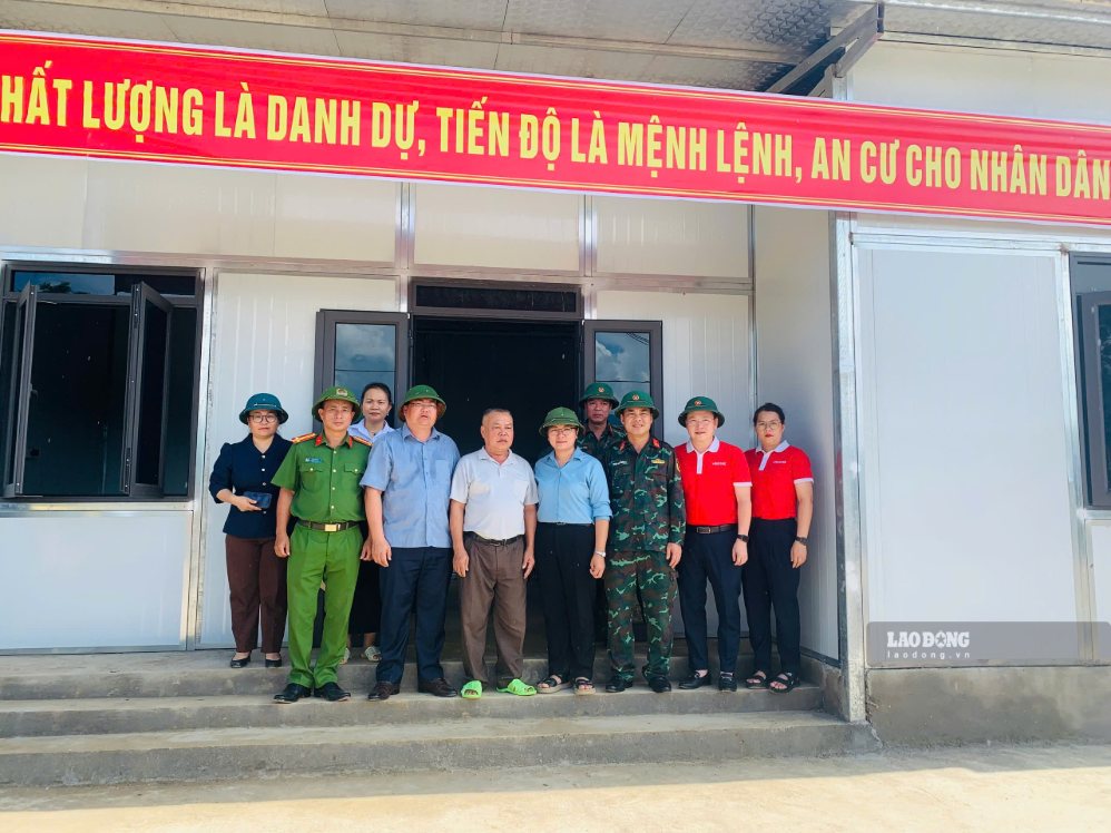 Các hộ dân bày tỏ sự xúc động khi nhận mái ấm mới. Ảnh: Thành An