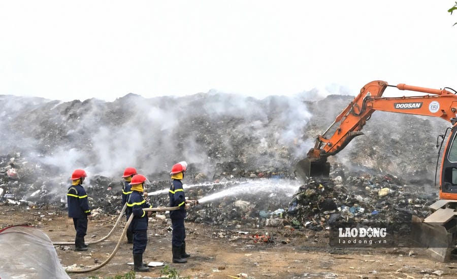 Bãi rác nằm trên địa bàn phường Thái Hòa bốc cháy, lực lượng chức năng phải tổ chức dập lửa. Ảnh: Quang Đại