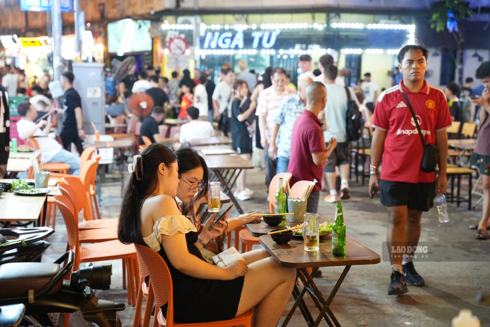 Phố Tạ Hiện nổi tiếng với văn hóa bia hơi vỉa hè và cuộc sống về đêm nhộn nhịp. Ảnh: Viên Nguyễn