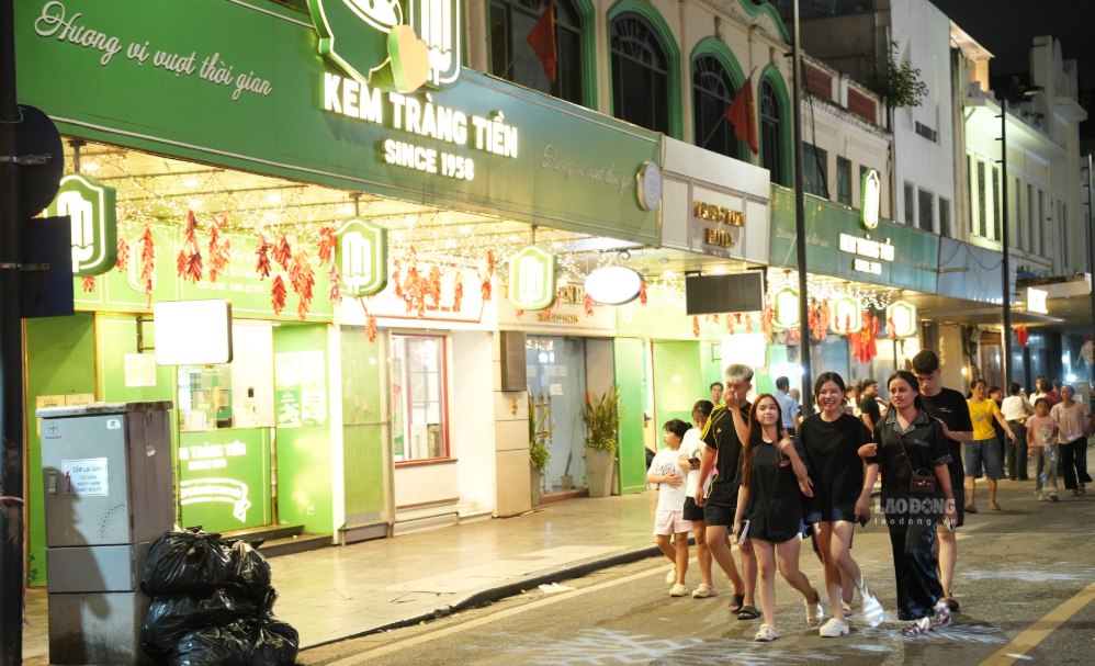 Vào ban đêm, phố Tràng Tiền mang một vẻ đẹp rất riêng, thu hút đông đảo du khách trong và ngoài nước đến dạo chơi. Ảnh: Viên Nguyễn