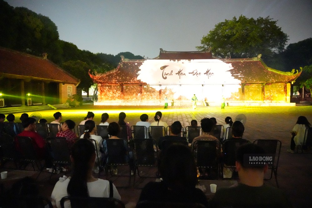 Tour đêm Văn Miếu - Quốc Tử Giám mang đến cho du khách những trải nghiệm mới, khác biệt so với việc tham quan di tích ban ngày. Ảnh: Viên Nguyễn