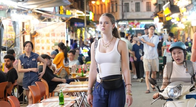 Hà Nội: Tour đêm “cháy vé”, phố đi bộ kín người
