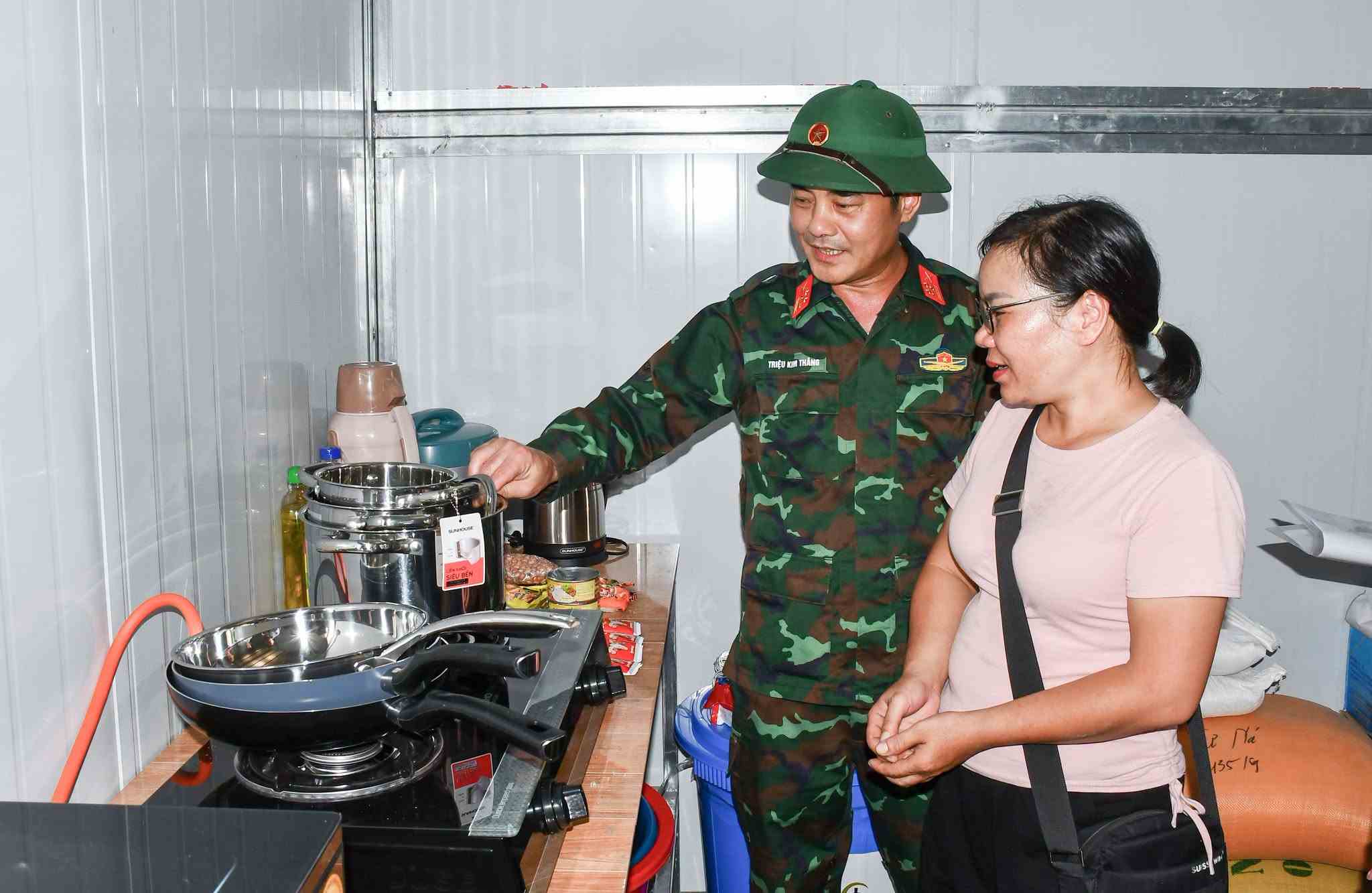 Trong mỗi căn nhà mới, vật dụng cần thiết được trang bị đầy đủ. Ảnh: Xã Mường Than