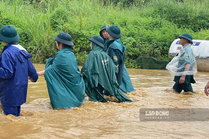 Mưa lớn gây ngập úng cục bộ tại nhiều tuyến đường trên địa bàn phường Lào Cai trong sáng 3.8. Ảnh: Duy Long