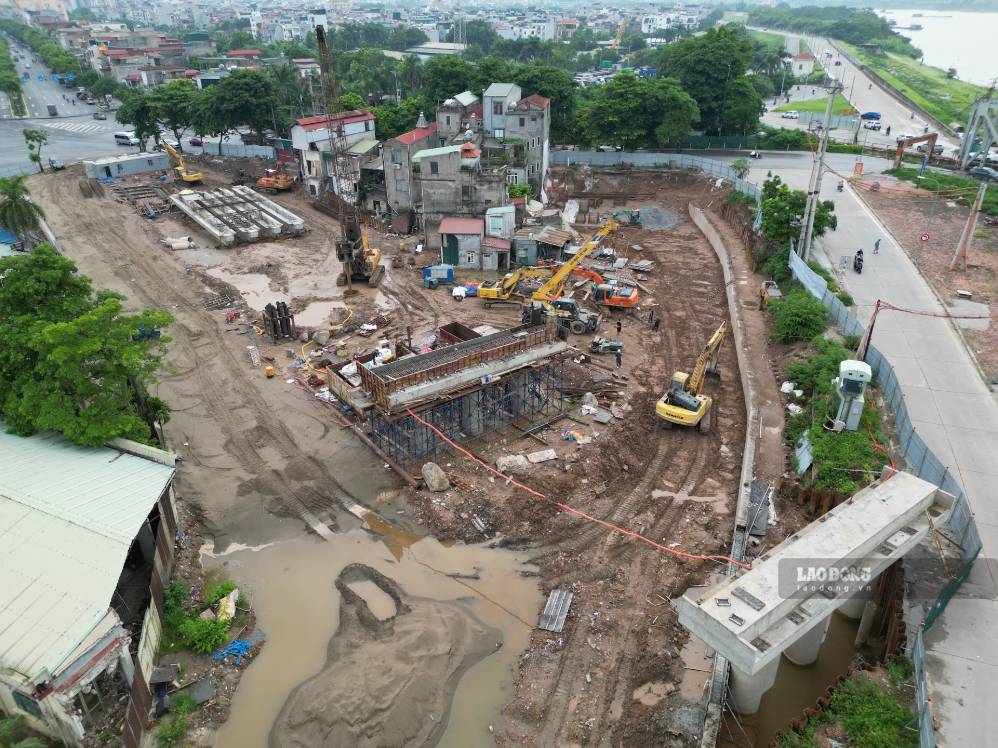 Hạng mục đường dẫn phía phường Việt Hưng đang được đơn vị thi công triển khai. Ảnh: Sóng Hữu