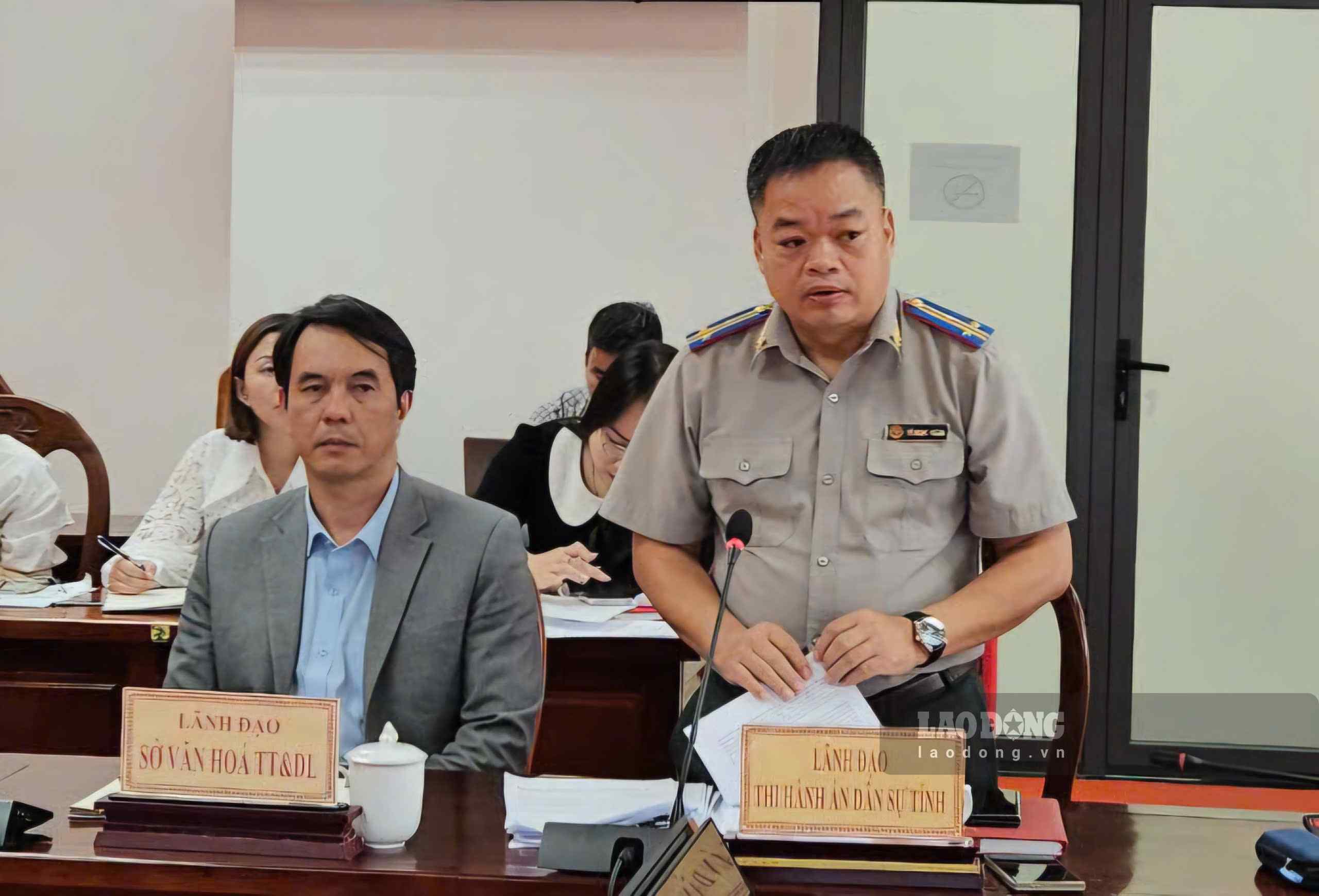 Ông Vũ Ngọc Thành - Phó Cục trưởng Cục Thi hành án dân sự tỉnh Lâm Đồng trao đổi về những vấn đề liên quan đến vụ “cây xăng Hồng Hưng“. Ảnh: Hải Đường
