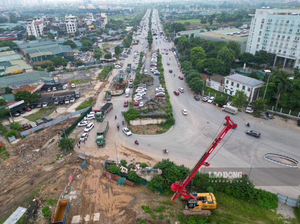 Hạng mục đường dẫn lên cầu thi công dang dở rồi tạm dừng suốt nhiều năm. Ảnh: Sóng Hữu