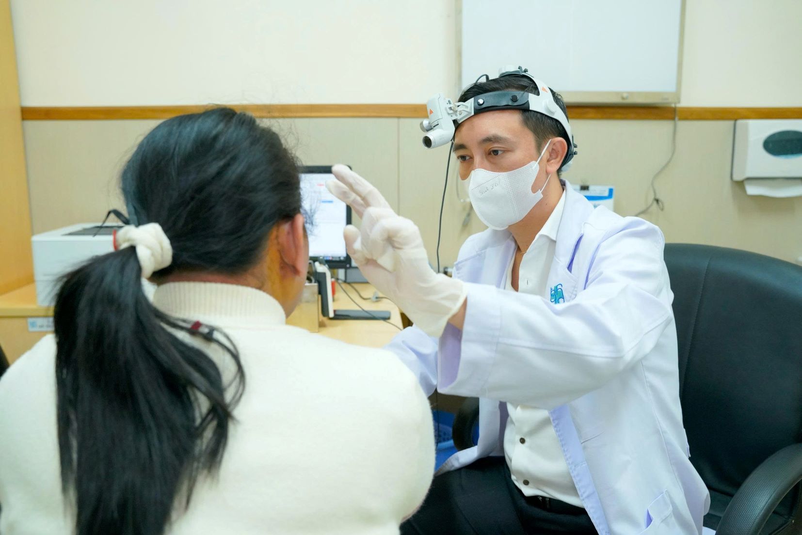 Bác sĩ thăm khám, kiểm tra cho một trường hợp cấy điện cực ốc tai. Ảnh: Bệnh viện cung cấp