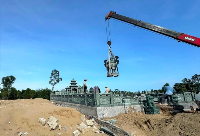 Tháo dỡ 3 khu lăng mộ trên đất công sau phản ánh của Báo Lao Động