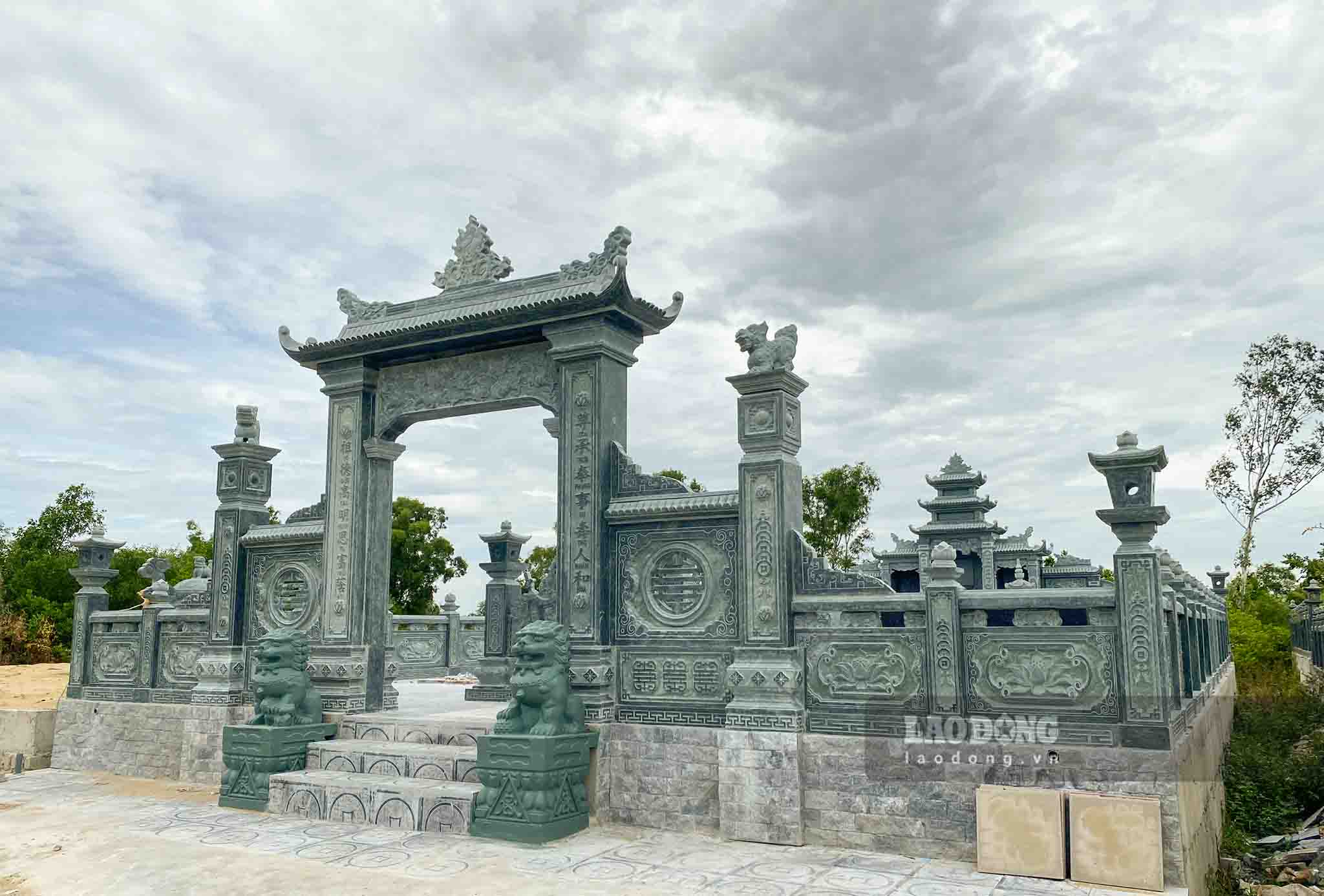Khu lăng mộ kiên cố được xây dựng trên đất trồng cây lâu năm do UBND xã Đông Lộc quản lý. Ảnh: Phạm Chung