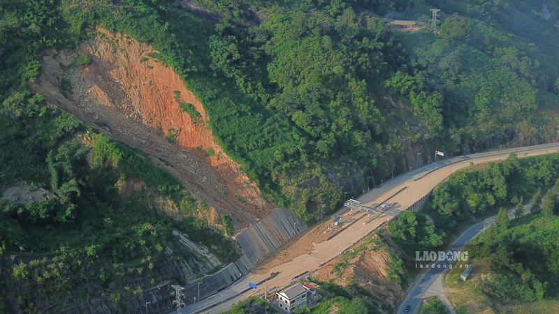 Taluy dương phía trên trạm thu phí vẫn còn nhiều đá tảng lớn, tiềm ẩn nguy cơ sạt lở. Ảnh: Đinh Đại