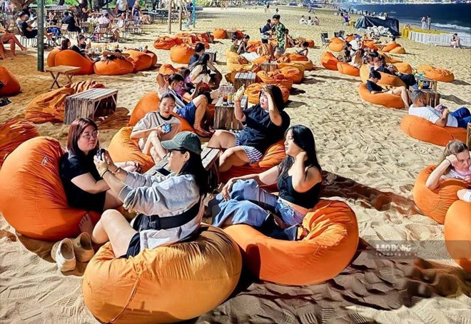 Nha Trang siết quản lý bờ biển, loạt nhà hàng lớn buộc thu hồi ô, ghế sau 18h