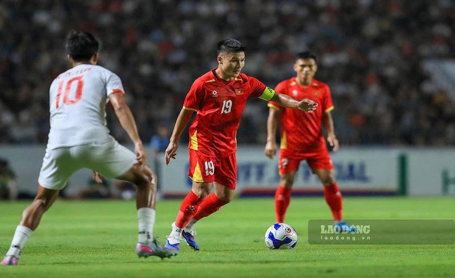 Huấn luyện viên Kim Sang-sik đứng trước những sự lựa chọn cho bán kết ASEAN Cup 2026. Ảnh: Minh Dân