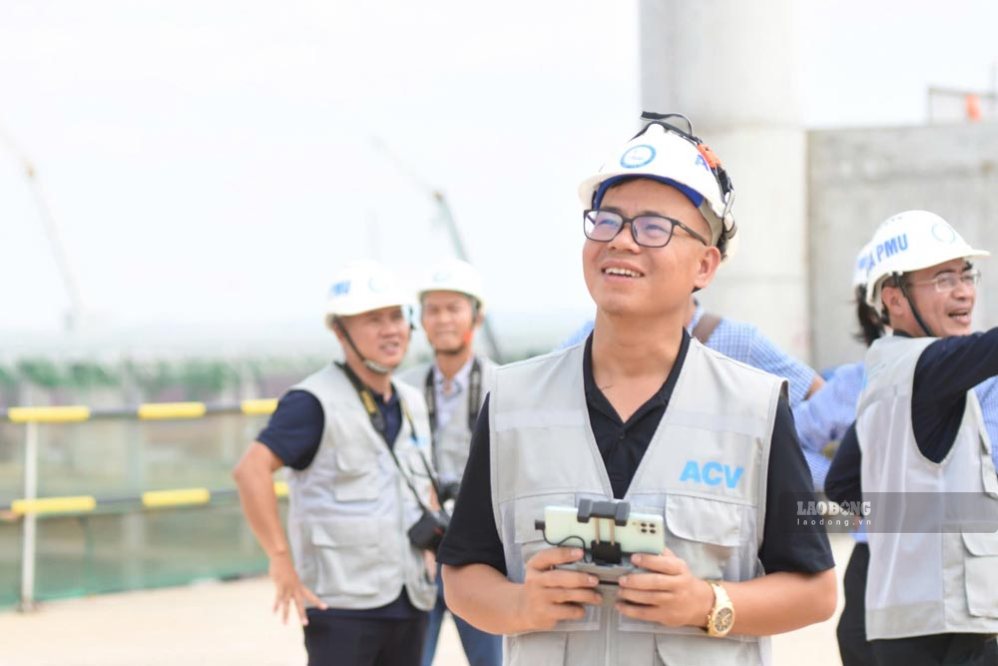 Phóng viên báo Lao Động tác nghiệp tại gói thầu 5.10 - Nhà ga hành khách sân bay Long Thành. Ảnh: HAC