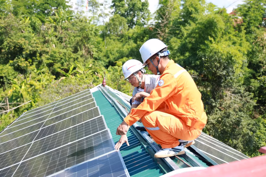 Điện mặt trời mái nhà tự sản xuất, tự tiêu thụ không chỉ giúp khách hàng bổ sung nguồn điện phục vụ sinh hoạt, sản xuất mà còn góp phần giảm áp lực lên hệ thống vào thời điểm phụ tải tăng cao. dien-bien-pc-1.jpg