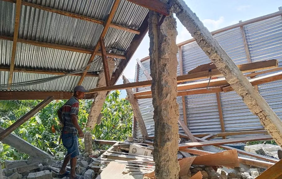 Ngôi nhà bị sập sau trận động đất mạnh 7,7 độ richter xảy ra ở Indonesia, ngày 15/8/2026.