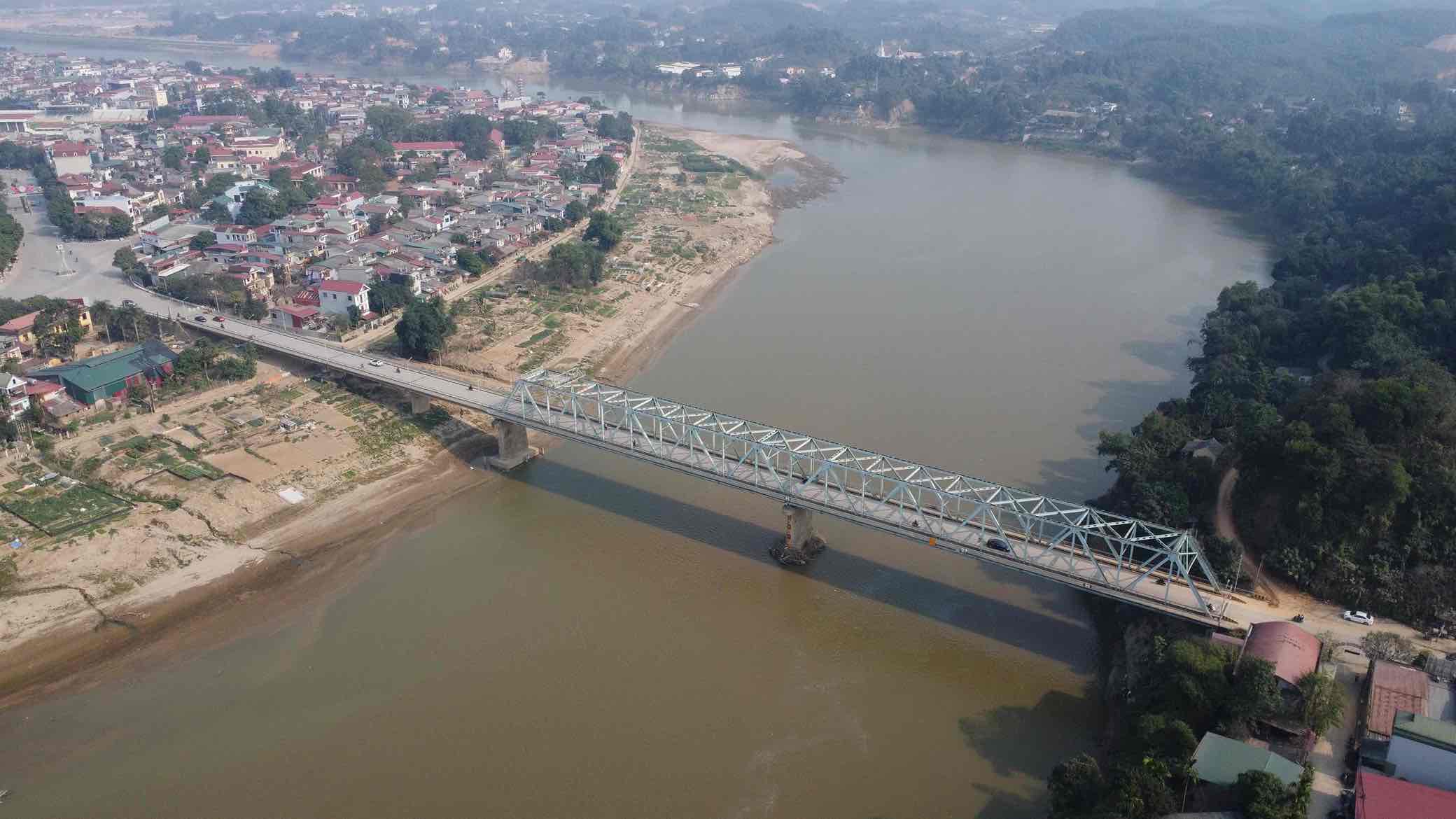 Cầu Yên Bái sắp hoàn thành sứ mệnh sau 34 năm thay thế bến phà Âu Lâu lịch sử. Ảnh: Tân Văn
